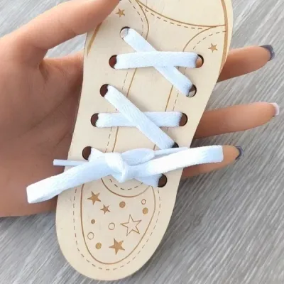 Chaussure en bois pour apprendre à faire ses lacets